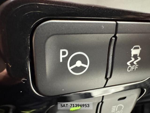 Toyota PRIUS 2017-08 8316476-26