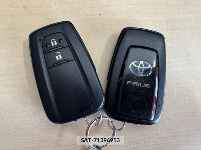 Toyota PRIUS 2017-08 8316476-29