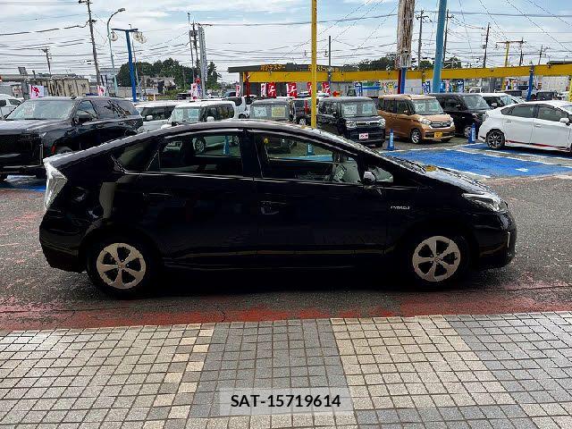 Toyota PRIUS 2014-02 8316492-14