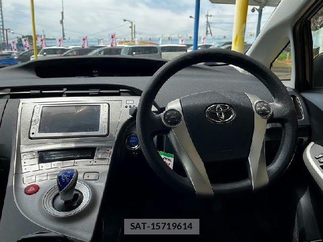 Toyota PRIUS 2014-02 8316492-1