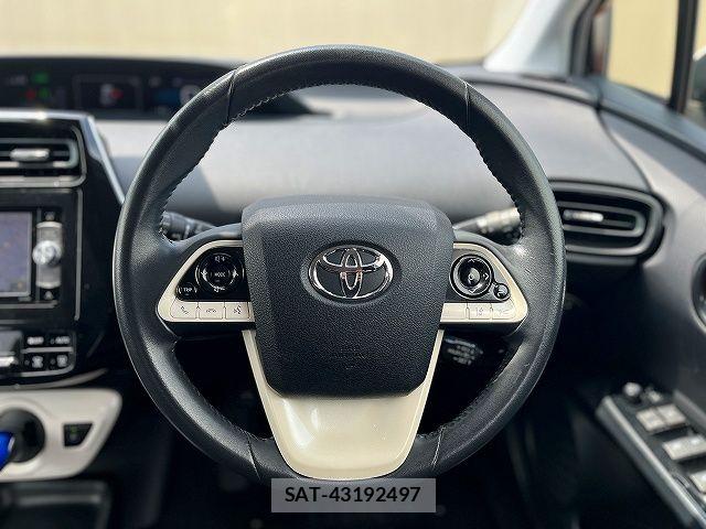 Toyota PRIUS 2017-08 8316460-13