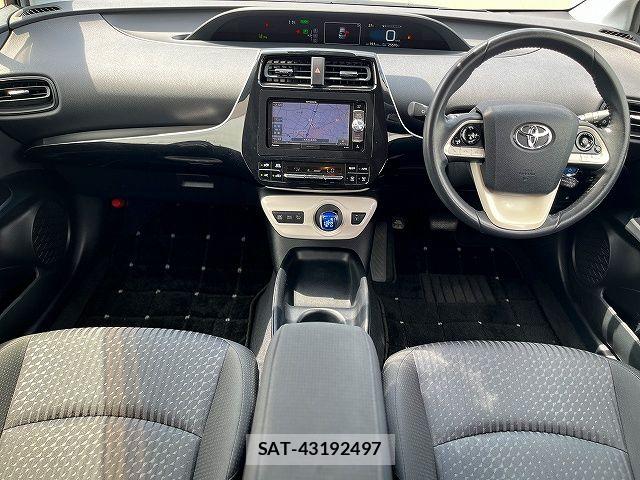 Toyota PRIUS 2017-08 8316460-1