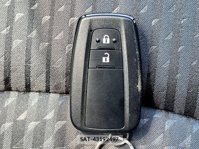 Toyota PRIUS 2017-08 8316460-23