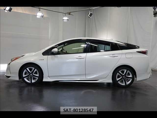 Toyota PRIUS 2017-05 8316455-14