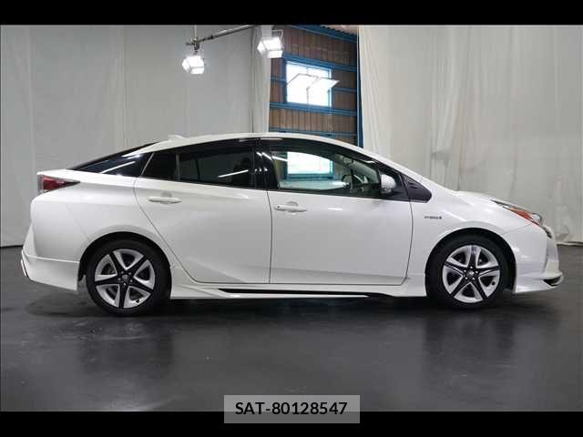 Toyota PRIUS 2017-05 8316455-15