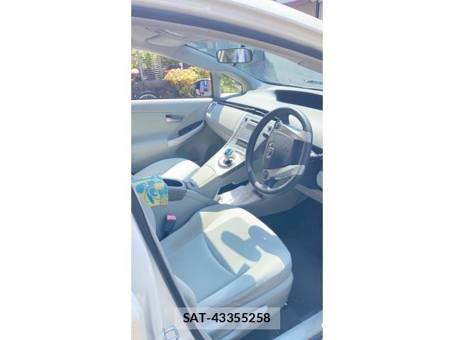 Toyota PRIUS 2012-03 8337467-9