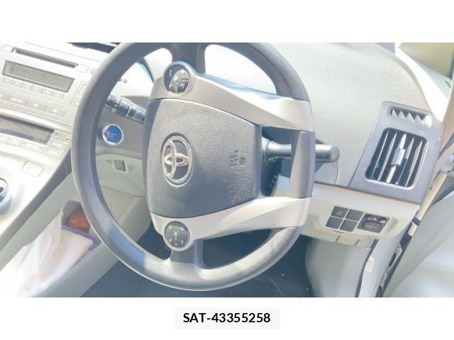 Toyota PRIUS 2012-03 8337467-12