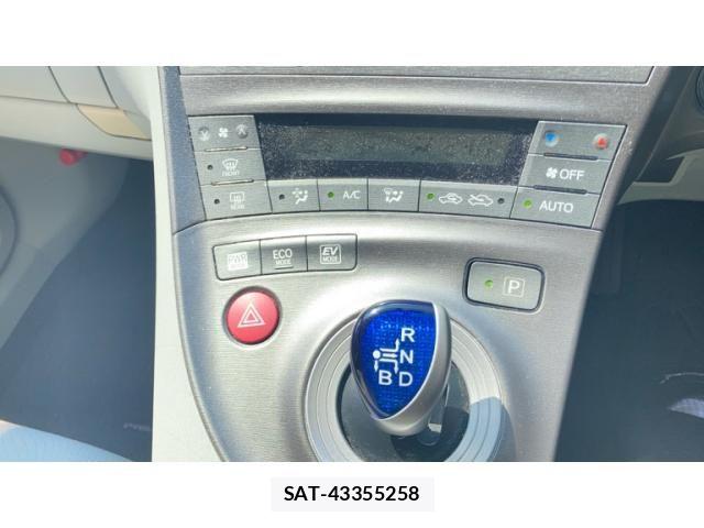 Toyota PRIUS 2012-03 8337467-16