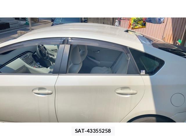 Toyota PRIUS 2012-03 8337467-3