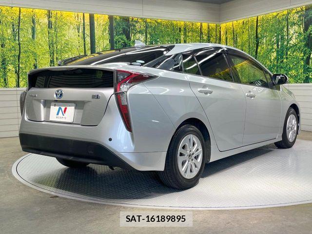 Toyota PRIUS 2017-08 8337453-16