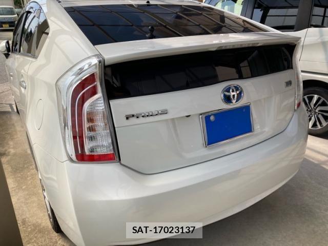 Toyota PRIUS 2014-12 8337465-11