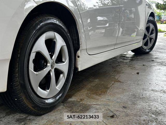 Toyota PRIUS 2015-07 8337471-13