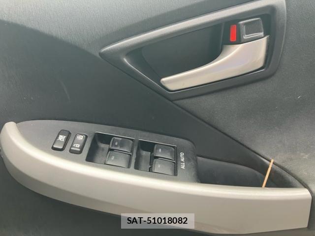 Toyota PRIUS 2012-07 8337472-12
