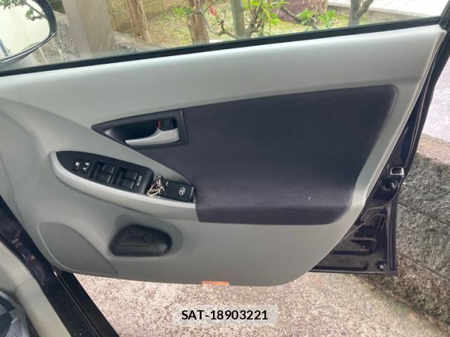 Toyota PRIUS 2011-11 8337469-13