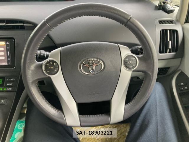 Toyota PRIUS 2011-11 8337469-23