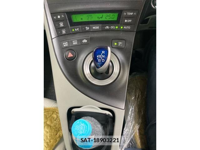 Toyota PRIUS 2011-11 8337469-24