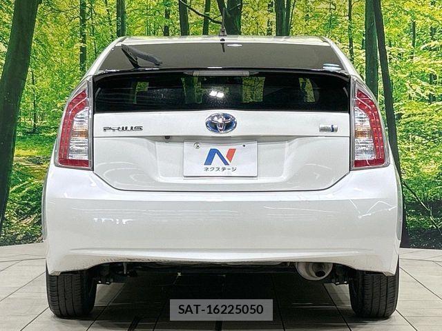 Toyota PRIUS 2015-02 8337452-14