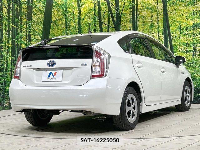 Toyota PRIUS 2015-02 8337452-16