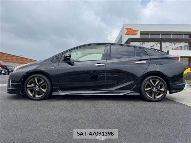 Toyota PRIUS 2017-09 8337442-10