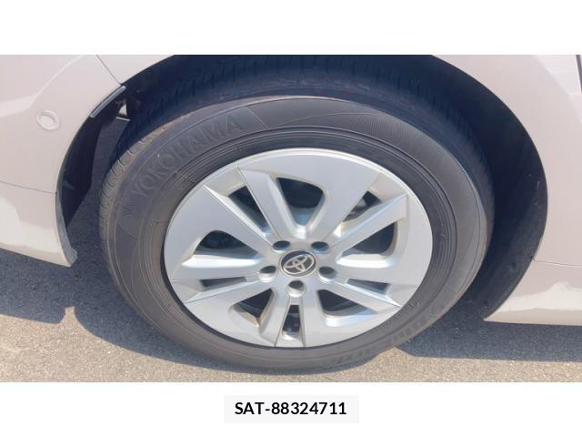 Toyota PRIUS 2017-02 8337448-16