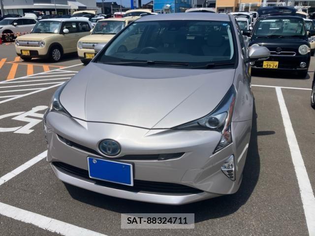 Toyota PRIUS 2017-02 8337448-1