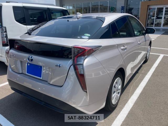 Toyota PRIUS 2017-02 8337448-3