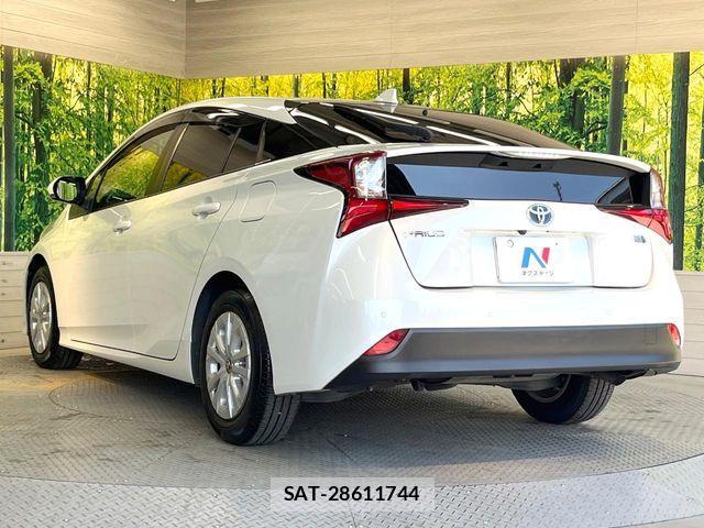 Toyota PRIUS 2021-11 8355367-11
