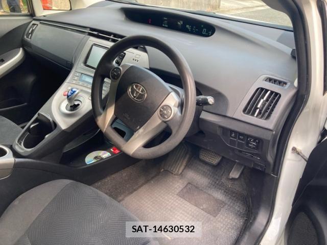 Toyota PRIUS 2015-07 8355392-14