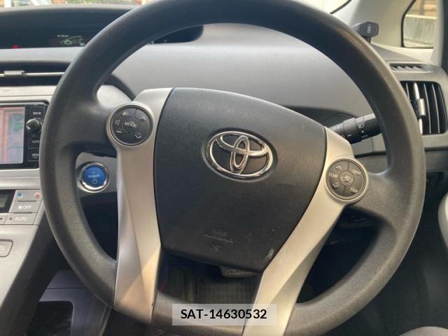 Toyota PRIUS 2015-07 8355392-15