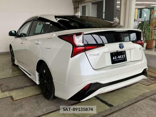 Toyota PRIUS 2019-02 8355364-18