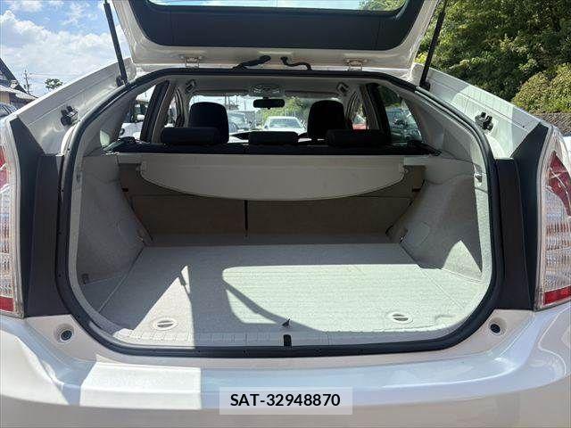 Toyota PRIUS 2013-11 8355387-12