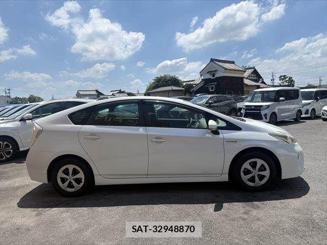 Toyota PRIUS 2013-11 8355387-19