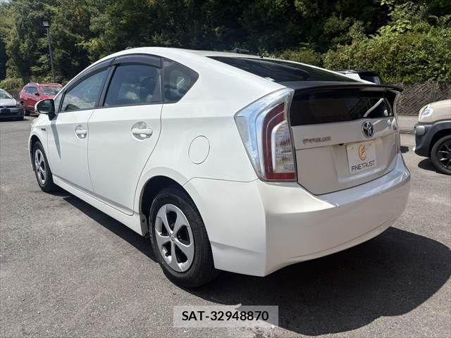 Toyota PRIUS 2013-11 8355387-22