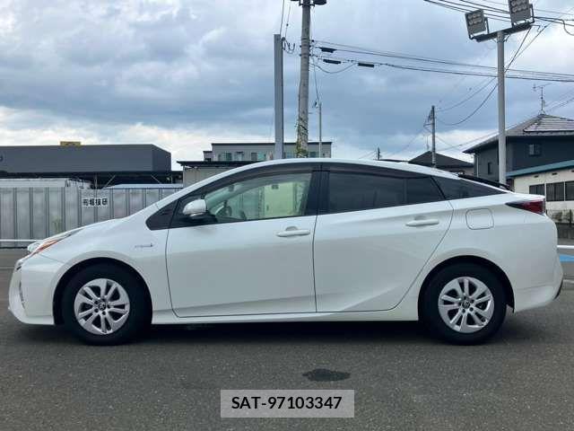 Toyota PRIUS 2016-05 8355368-14