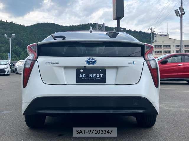 Toyota PRIUS 2016-05 8355368-15