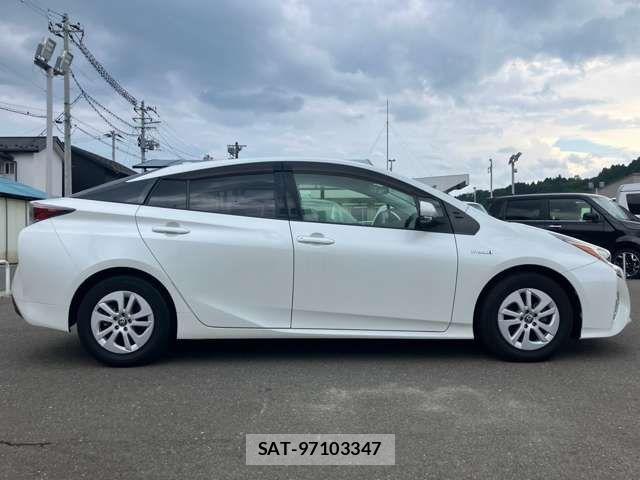 Toyota PRIUS 2016-05 8355368-17