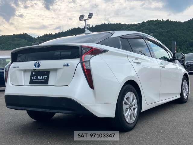 Toyota PRIUS 2016-05 8355368-18