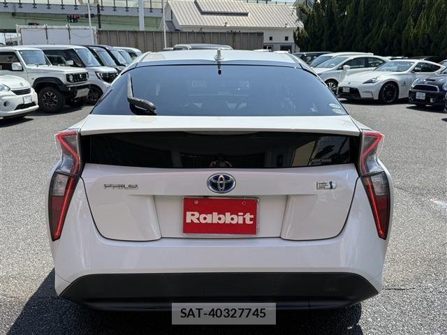Toyota PRIUS 2017-07 8355380-10