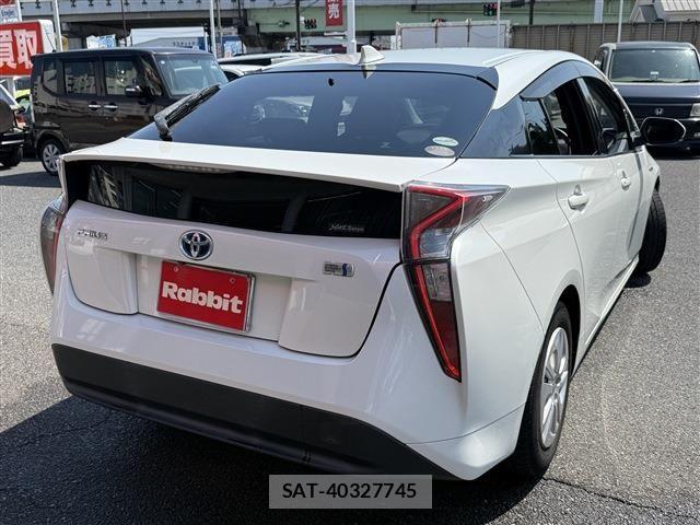 Toyota PRIUS 2017-07 8355380-11