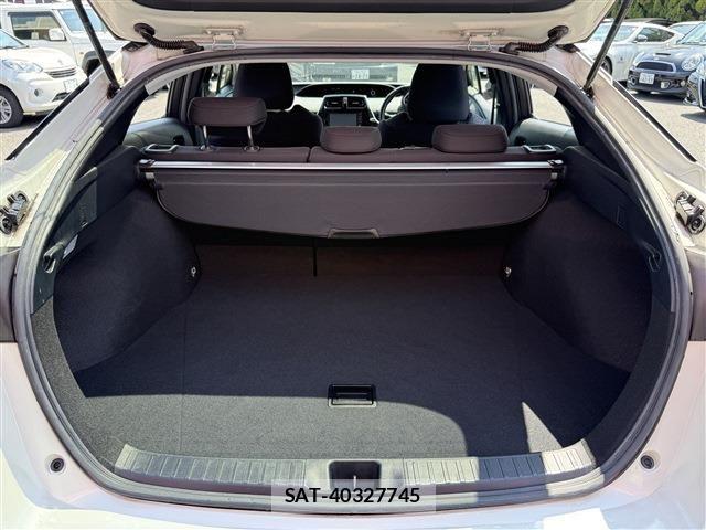 Toyota PRIUS 2017-07 8355380-15