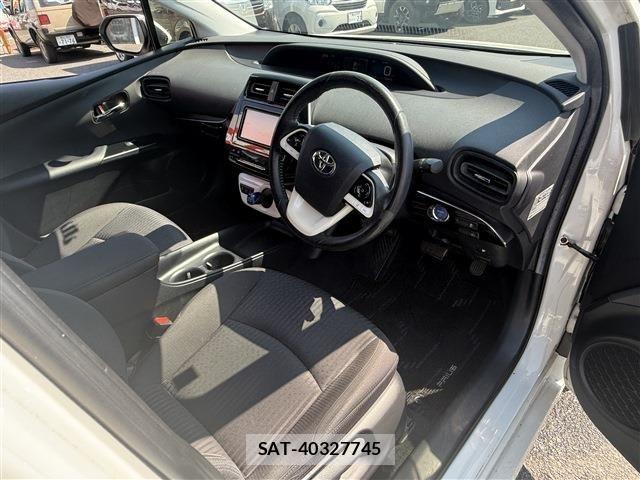 Toyota PRIUS 2017-07 8355380-19