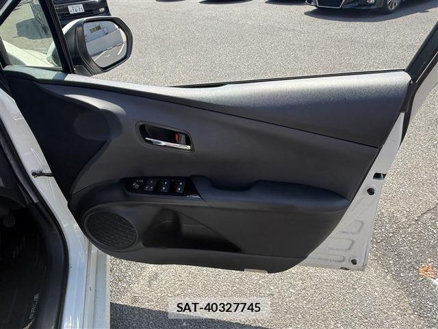 Toyota PRIUS 2017-07 8355380-20