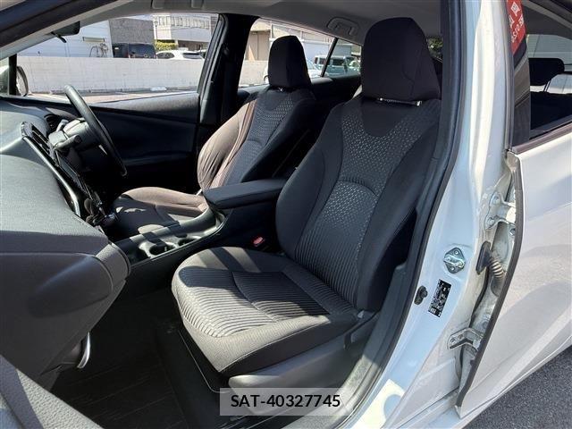 Toyota PRIUS 2017-07 8355380-21