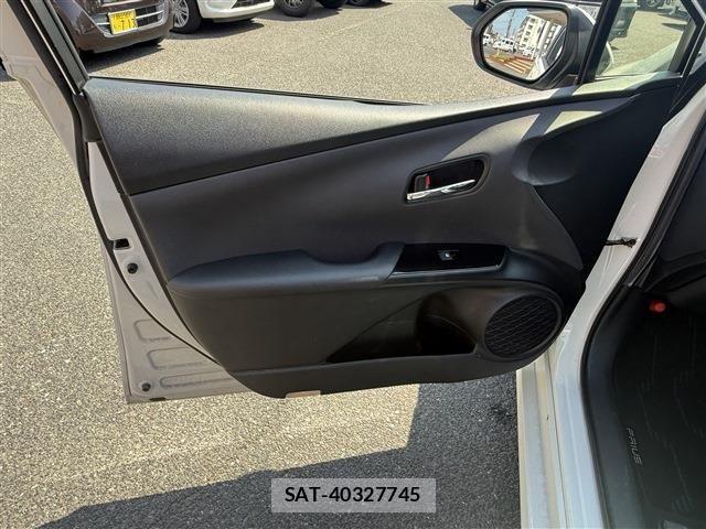 Toyota PRIUS 2017-07 8355380-23