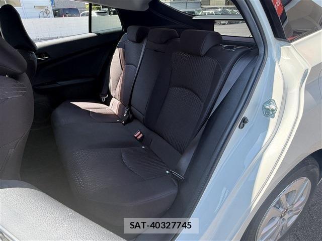 Toyota PRIUS 2017-07 8355380-24