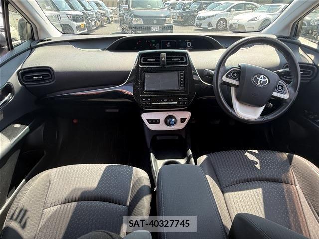 Toyota PRIUS 2017-07 8355380-26
