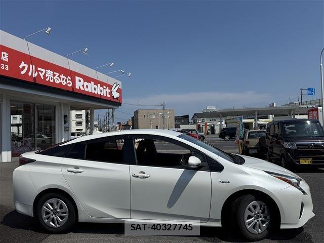 Toyota PRIUS 2017-07 8355380-5