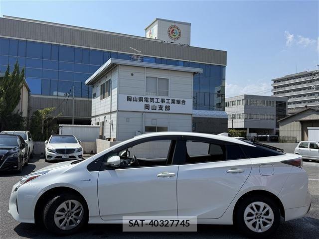 Toyota PRIUS 2017-07 8355380-8