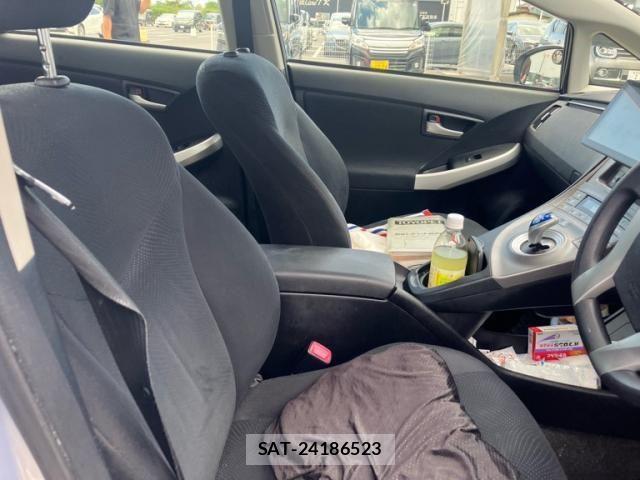 Toyota PRIUS 2012-06 8355403-16
