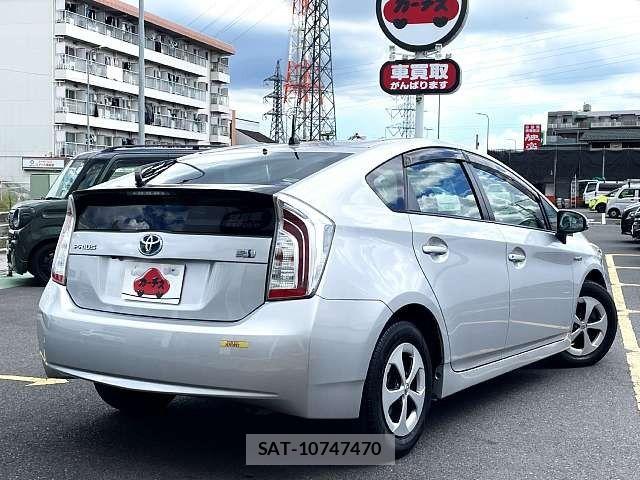 Toyota PRIUS 2013-12 8355393-2